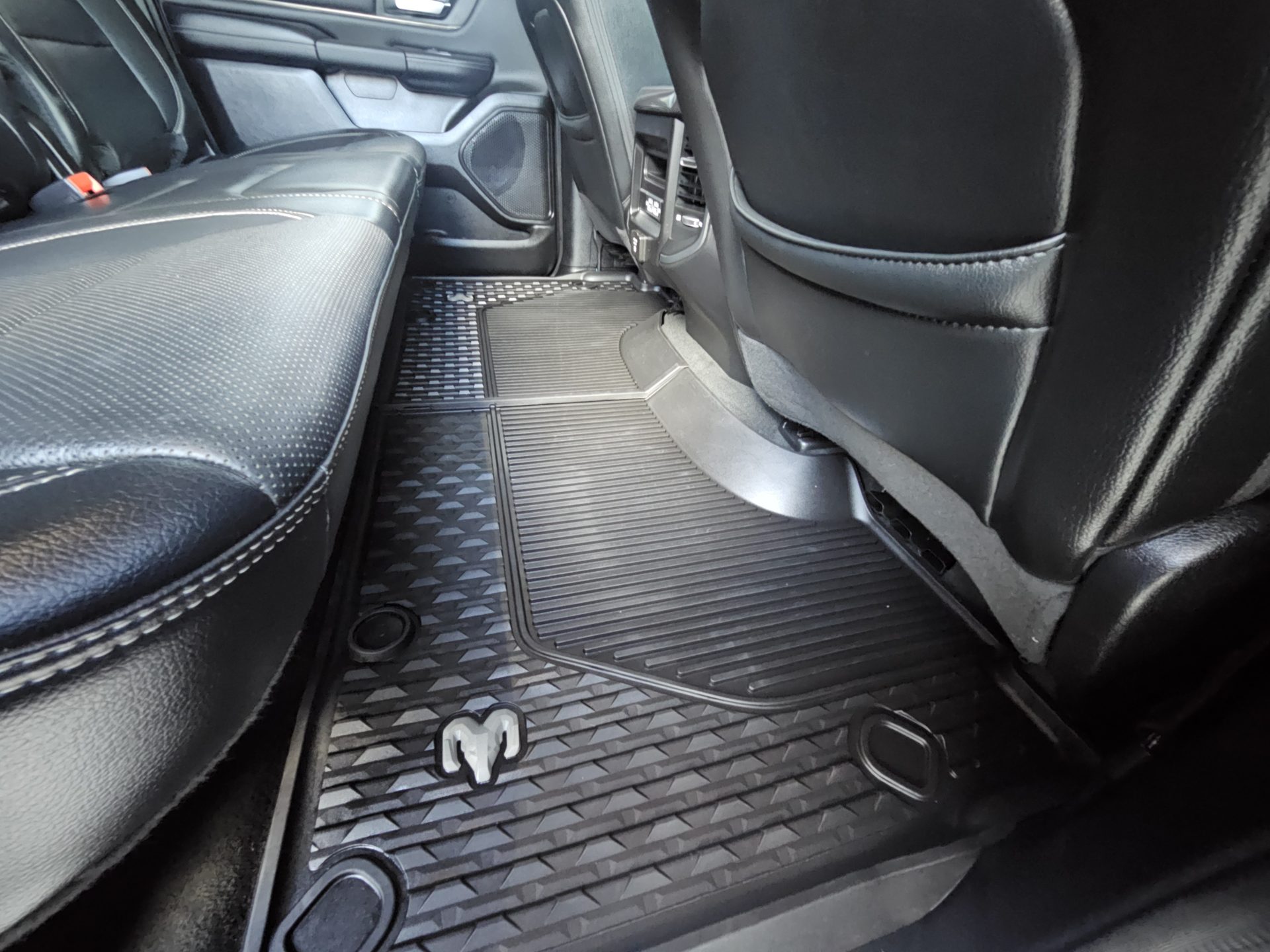 RAM 1500 Rebel Bedienelemente auf der Mittelkonsole – 4WD Auto, 4WD Low, AXLE LOCK elektronische Hinterachssperre und Bergabfahrhilfe