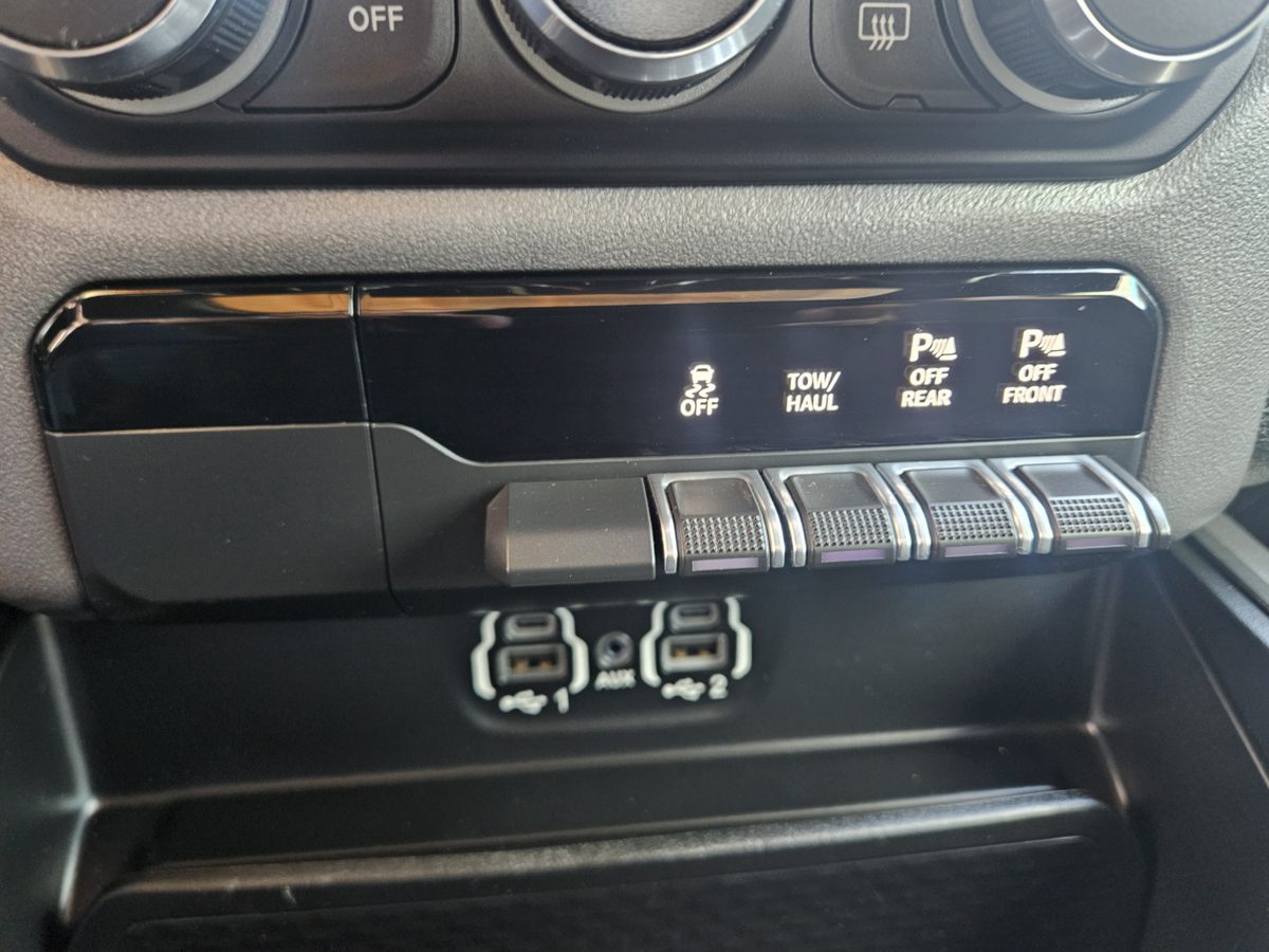 RAM 1500 Rebel Mittelkonsole mit tiefem, abgedecktem Staufach und Getränkehaltern