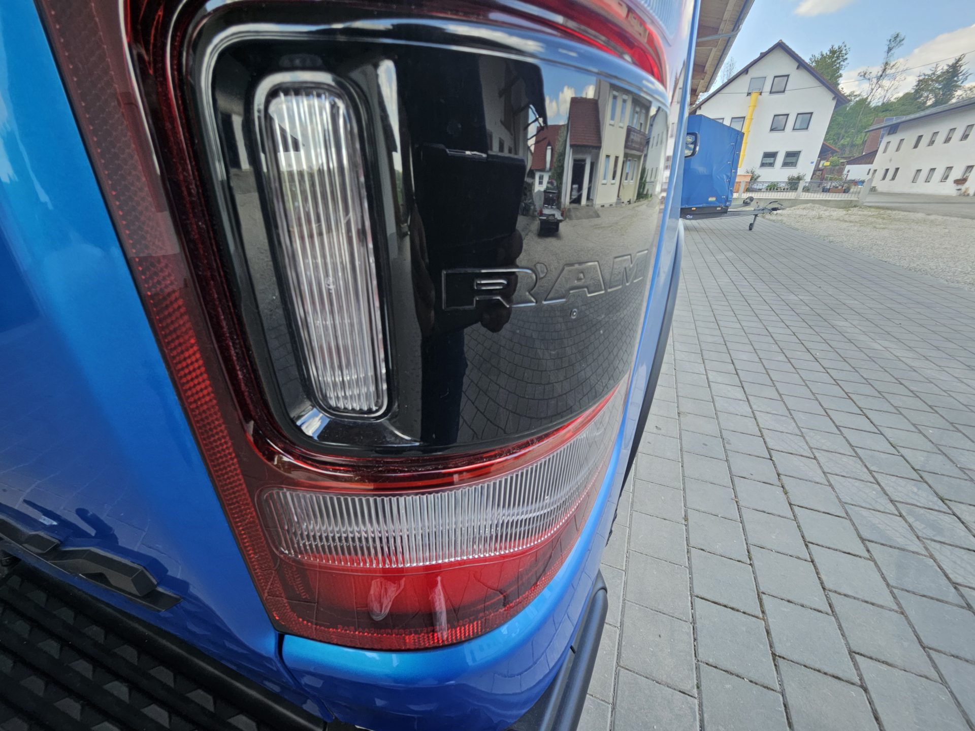 RAM 1500 Rebel Fond mit zweiteiligem Panorama-Glasdach und schwarzen Luxus-Ledersitzen