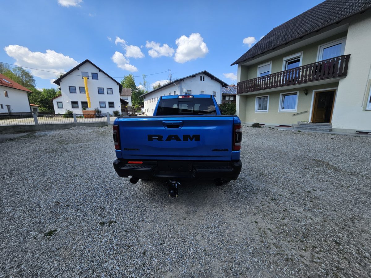 RAM 1500 Rebel Heck mit Rebel- und 4x4-Schriftzug und Doppelauspuff mit schwarzen Endrohren