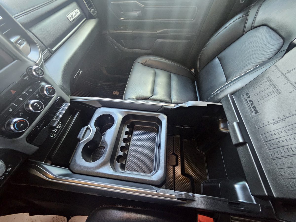 RAM 1500 Rebel Rückbank in schwarzem Luxus-Leder mit großzügigem Platzangebot der Crew Cab