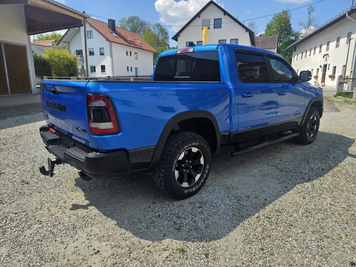 RAM 1500 Rebel Seitenansicht – höhergelegte Off-Road-Statur auf 18-Zoll-Rädern mit Off-Road-Reifen