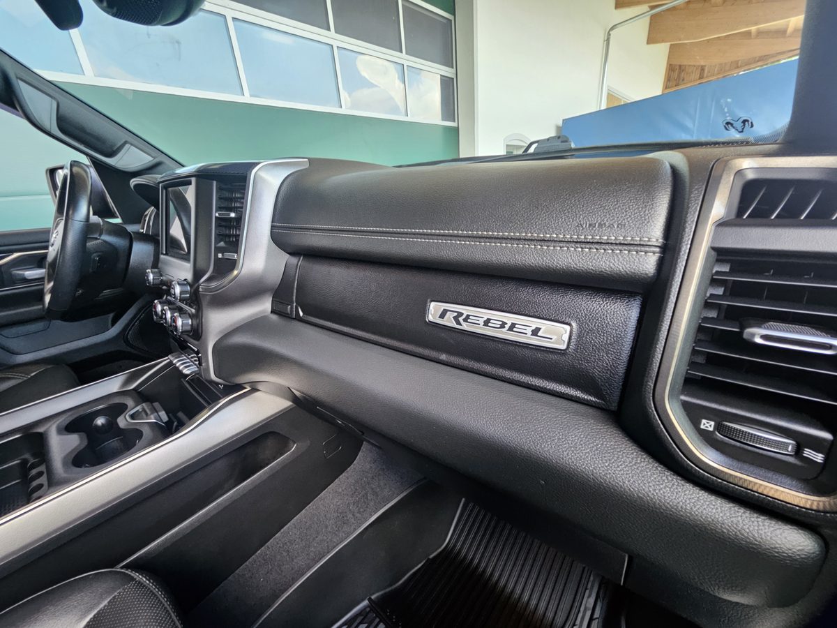 RAM 1500 Rebel Armaturenbrett mit Rebel-Emblem und Off-Road-Interieur