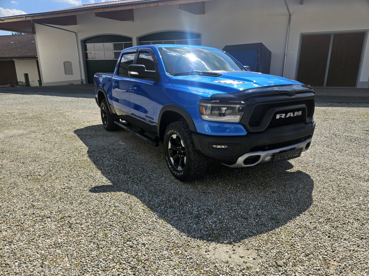 RAM 1500 Rebel Front – schwarzer Grill mit RAM-Schriftzug, Off-Road-Stoßfänger und LED-Scheinwerfer in Hydro Blue