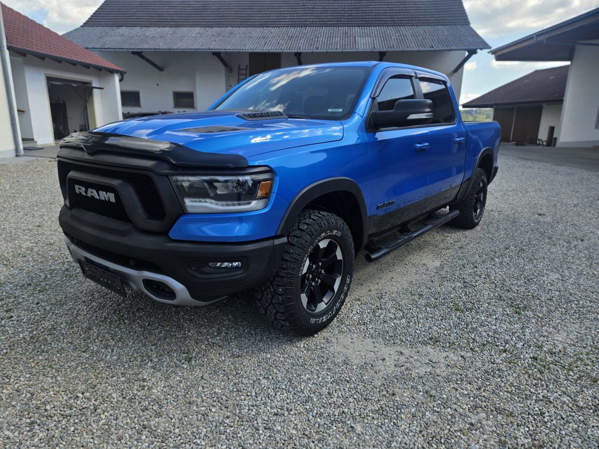 RAM 1500 Rebel Frontansicht schräg aus niedriger Perspektive in Hydro Blue Pearl mit Sport-Motorhaube