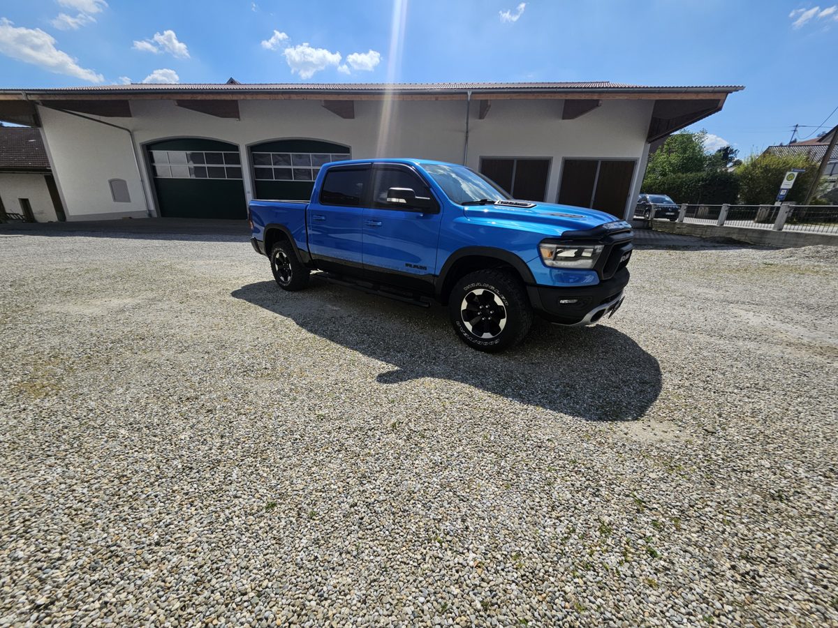 RAM 1500 Rebel Heck – schwarzer RAM-Schriftzug auf der Heckklappe, 4x4-Emblem und Doppelauspuff mit schwarzen Endrohren