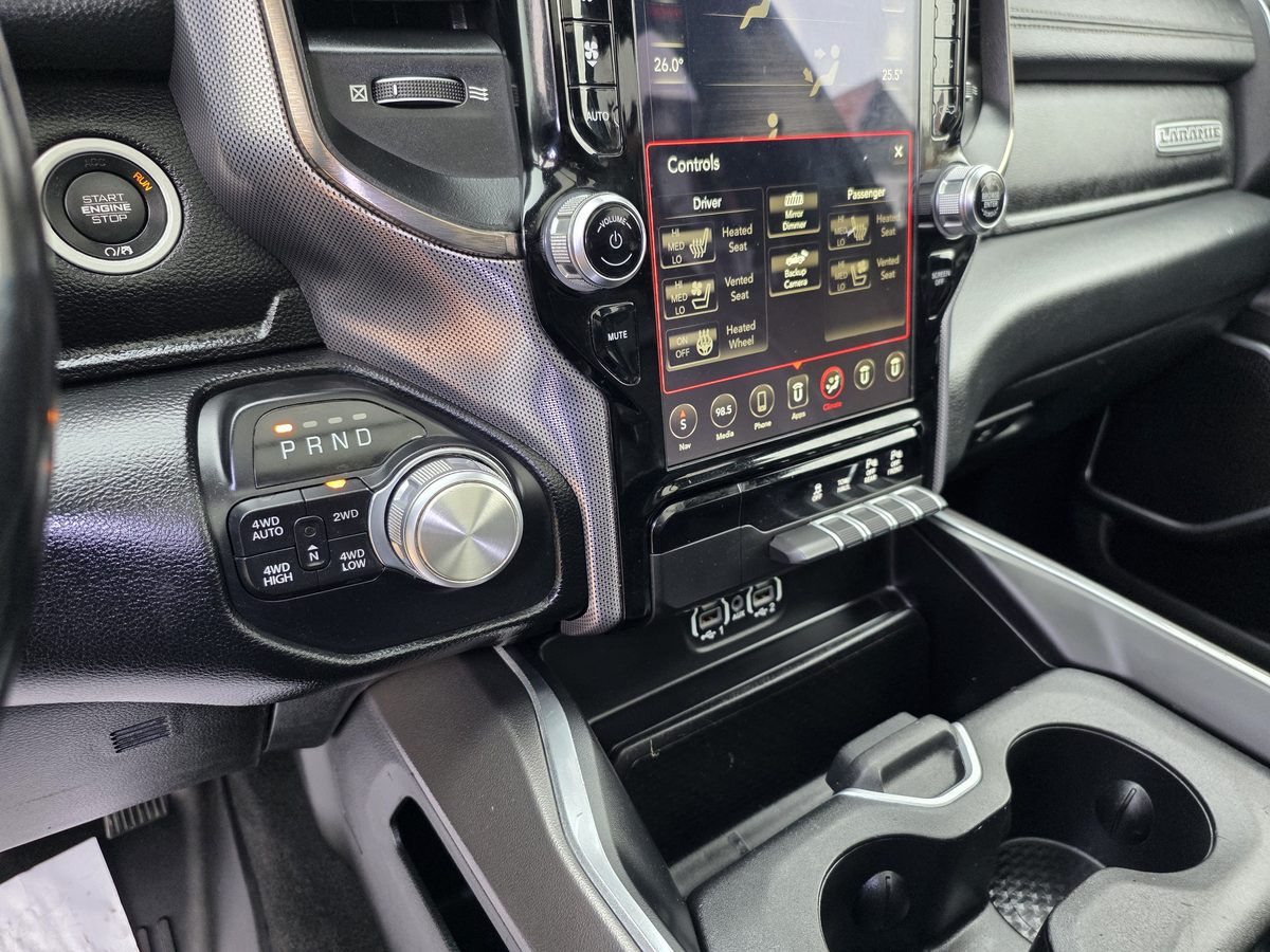 RAM 1500 Laramie Mittelkonsole – Drehregler-Wählhebel, Allradschalter und Sitzbelüftungstasten