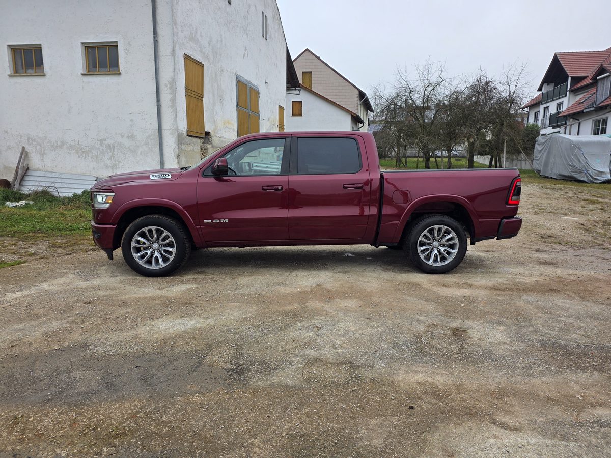 RAM 1500 Laramie Front – Sport-Grill in Wagenfarbe und LED-Reflektorscheinwerfer