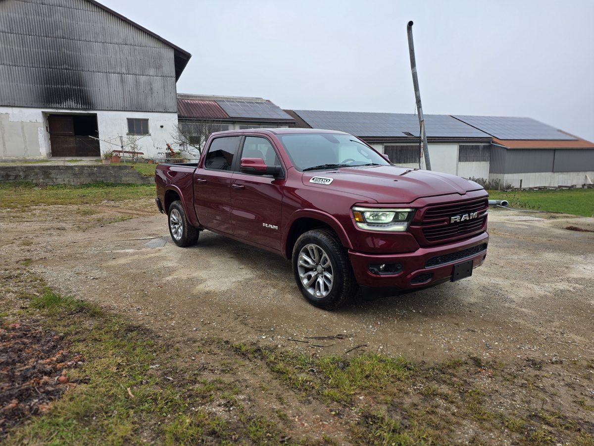 RAM 1500 Laramie Frontansicht schräg – Delmonico Red mit Sport-Grill in Wagenfarbe