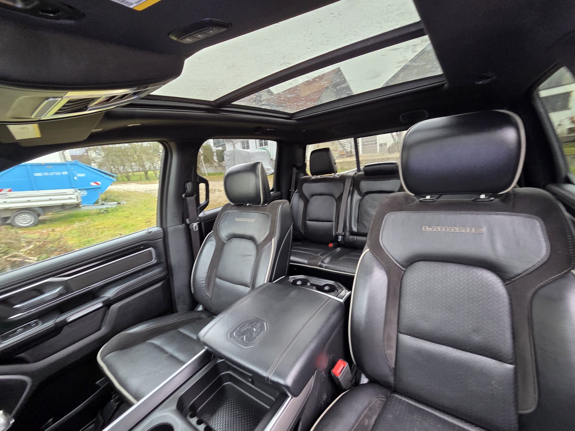 RAM 1500 Laramie Panorama-Glasdach über dem schwarzen, belüfteten Lederinnenraum