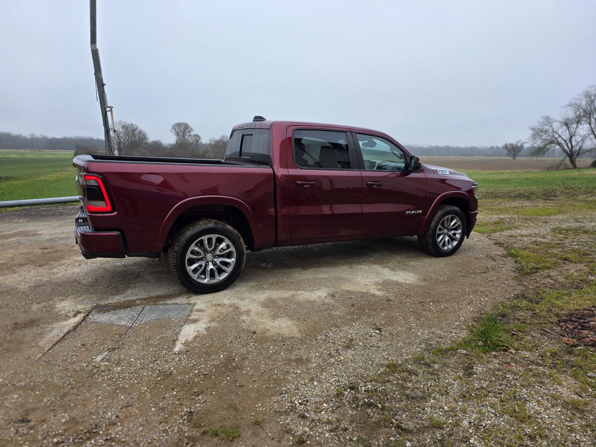 RAM 1500 Laramie Heck – Laramie- und 4x4-Schriftzug mit Doppelauspuff und Chromblenden
