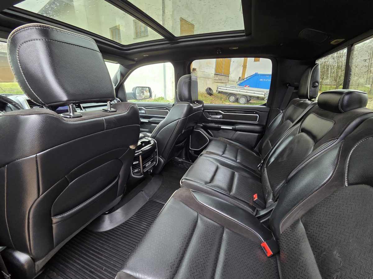 RAM 1500 Laramie Fond – Panorama-Glasdach und schwarze Ledersitze