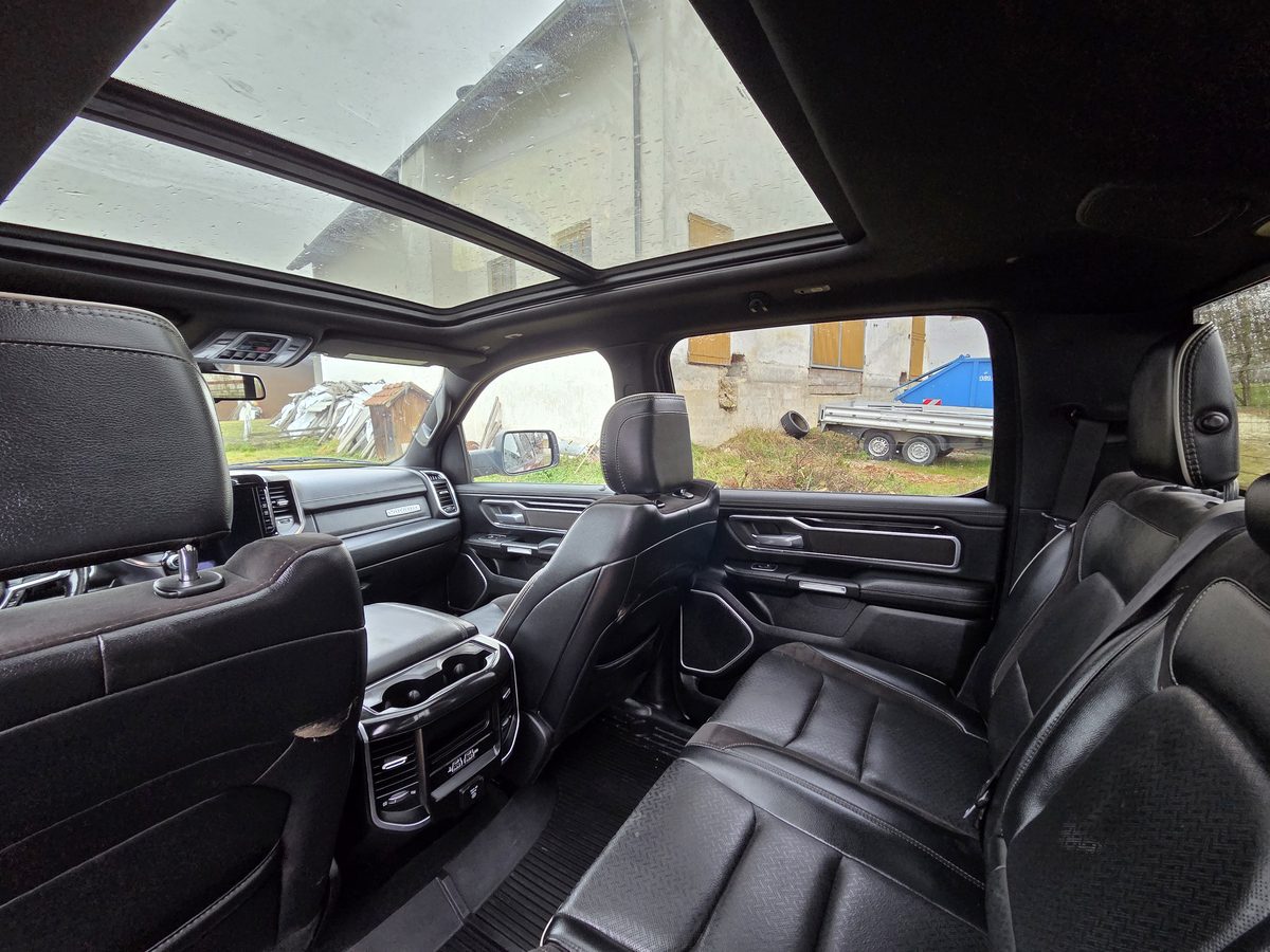 RAM 1500 Laramie beheizte Rücksitze in schwarzem Leder mit Laramie-Stickerei