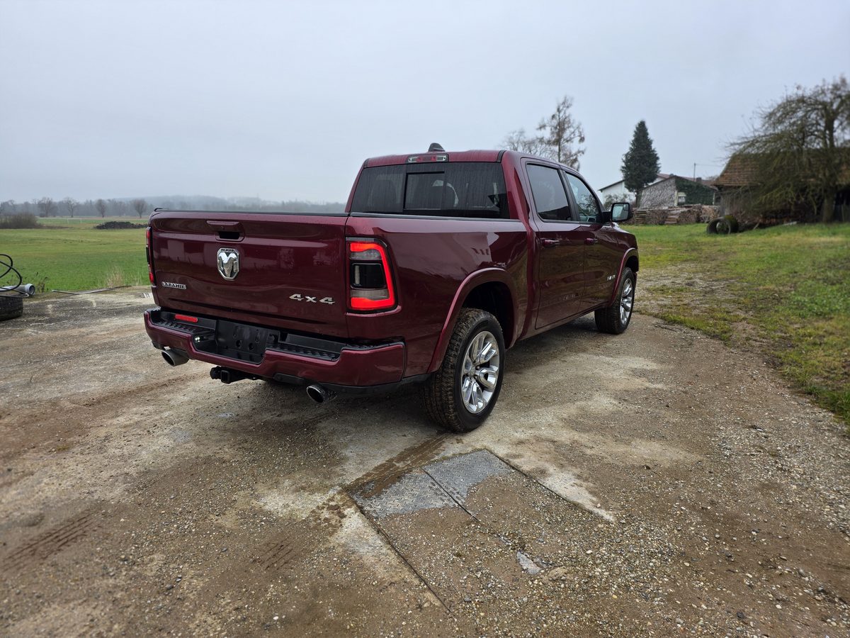 RAM 1500 Laramie Seitenansicht – Crew Cab in Delmonico Red auf lackierten 20-Zoll-Rädern