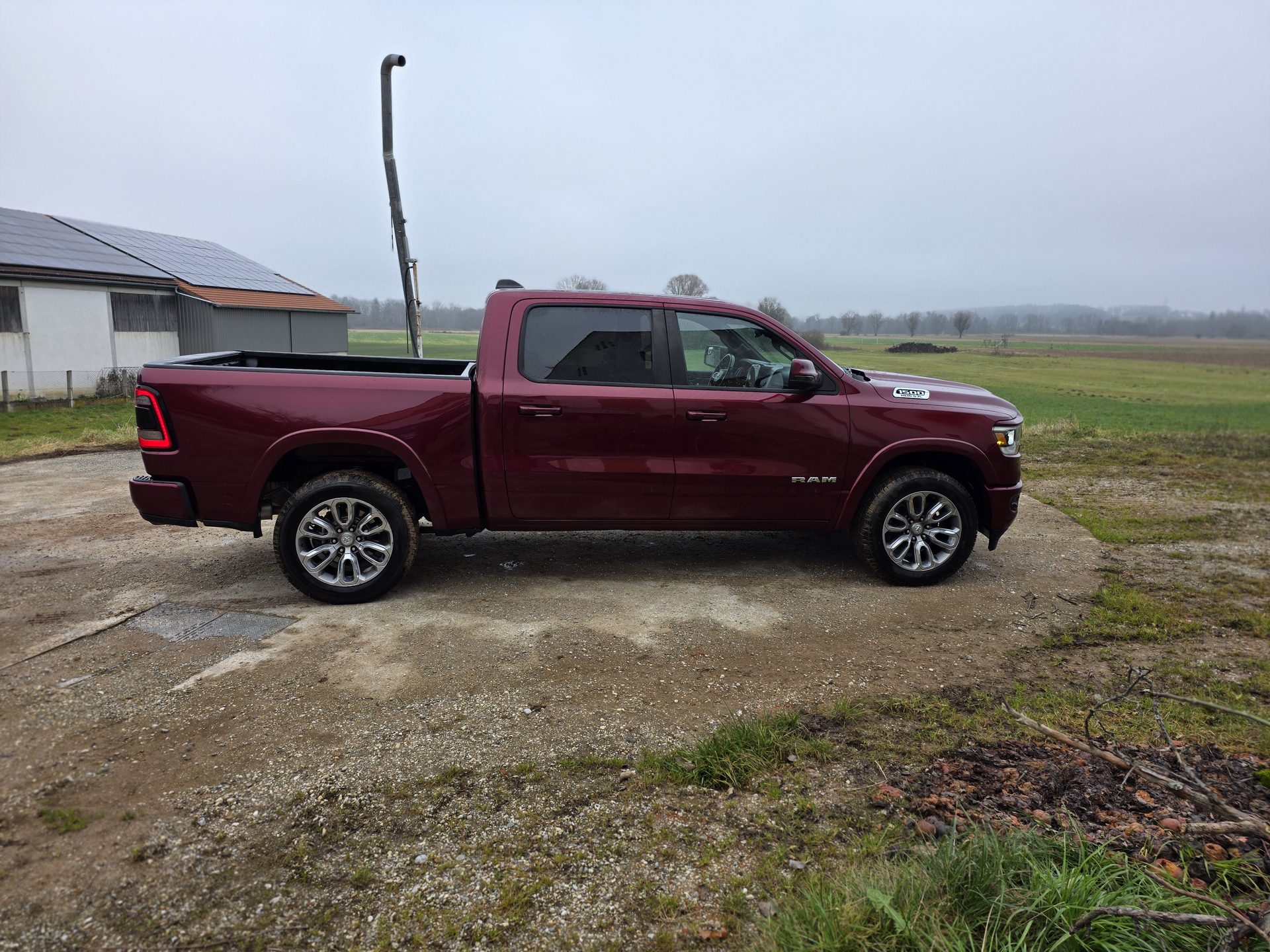 RAM 1500 Laramie Crew Cab 4x4 in Delmonico Red Pearl – Seitenansicht, 5,7-HEMI Gen-5-Pickup