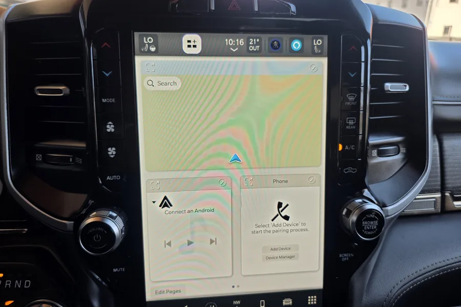 12-Zoll-Uconnect-5-Touchscreen mit Navigation im Dodge RAM 1500 Limited