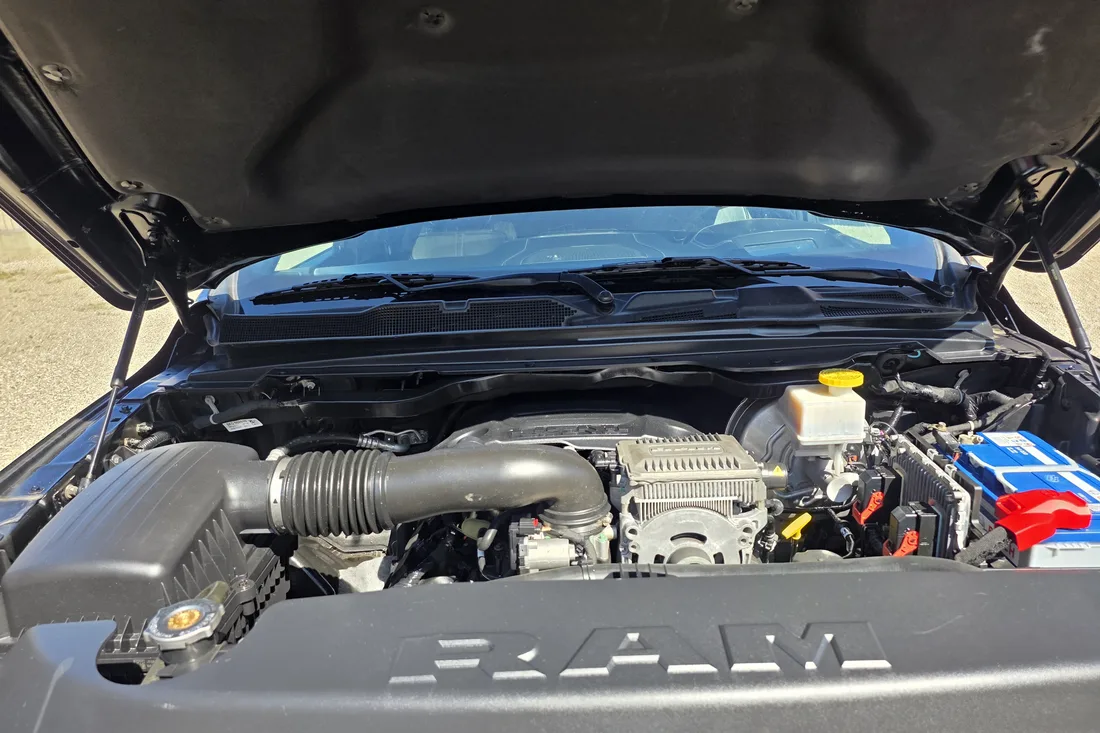 Motorraum des Dodge RAM 1500 Limited mit 5,7-Liter-HEMI-V8 und eTorque-Mildhybrid