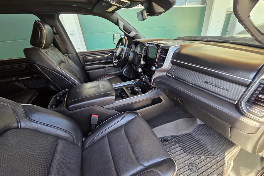 Armaturenbrett des Dodge RAM 1500 Limited mit 12-Zoll-Uconnect-5-Touchscreen und Head-up-Display