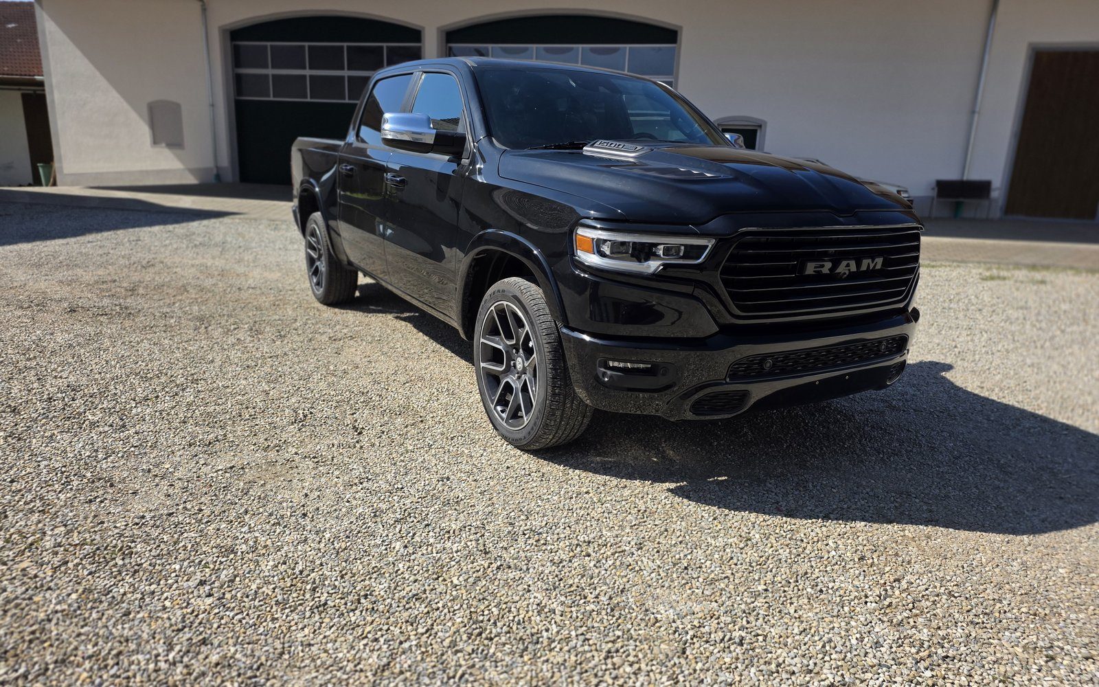 Dodge RAM 1500 Limited Crew Cab 4x4 — Frontansicht schräg mit Kühlergrill und Aluminiumrädern
