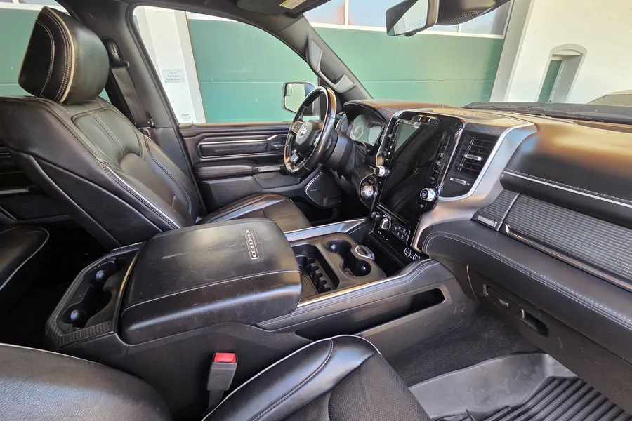 Voll lederbezogene, belüftete Vordersitze des Dodge RAM 1500 Limited mit durchgehender Mittelkonsole