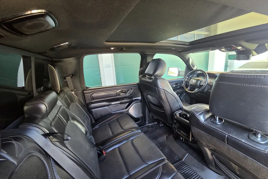 Zweiteiliges Panorama-Glasdach im Dodge RAM 1500 Limited von innen