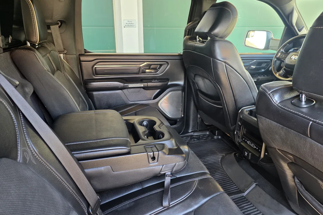 Rücksitze des Dodge RAM 1500 Limited mit Leder, beheizten Fondsitzen und Panorama-Glasdach