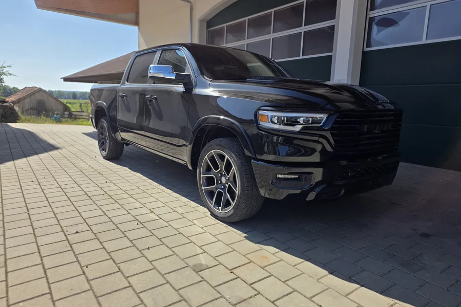Dodge RAM 1500 Limited in der Heckansicht schräg — Aluminiumräder und LED-Heckleuchten