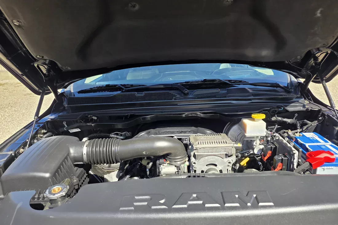 Motorraum des Dodge RAM 1500 Limited mit 5,7-Liter-HEMI-V8 und eTorque-Mildhybrid