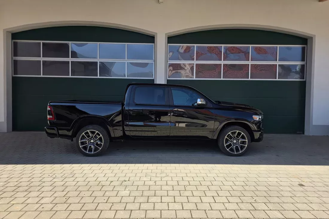 Dodge RAM 1500 Limited in der Seitenansicht — Aluminiumräder und Luftfederung