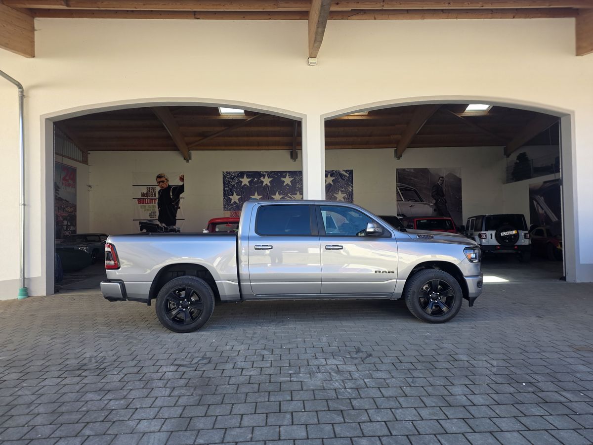 Seitenansicht einer RAM 1500 Night Edition Crew Cab mit schwarzen 20-Zoll-Rädern auf 275/55 R20