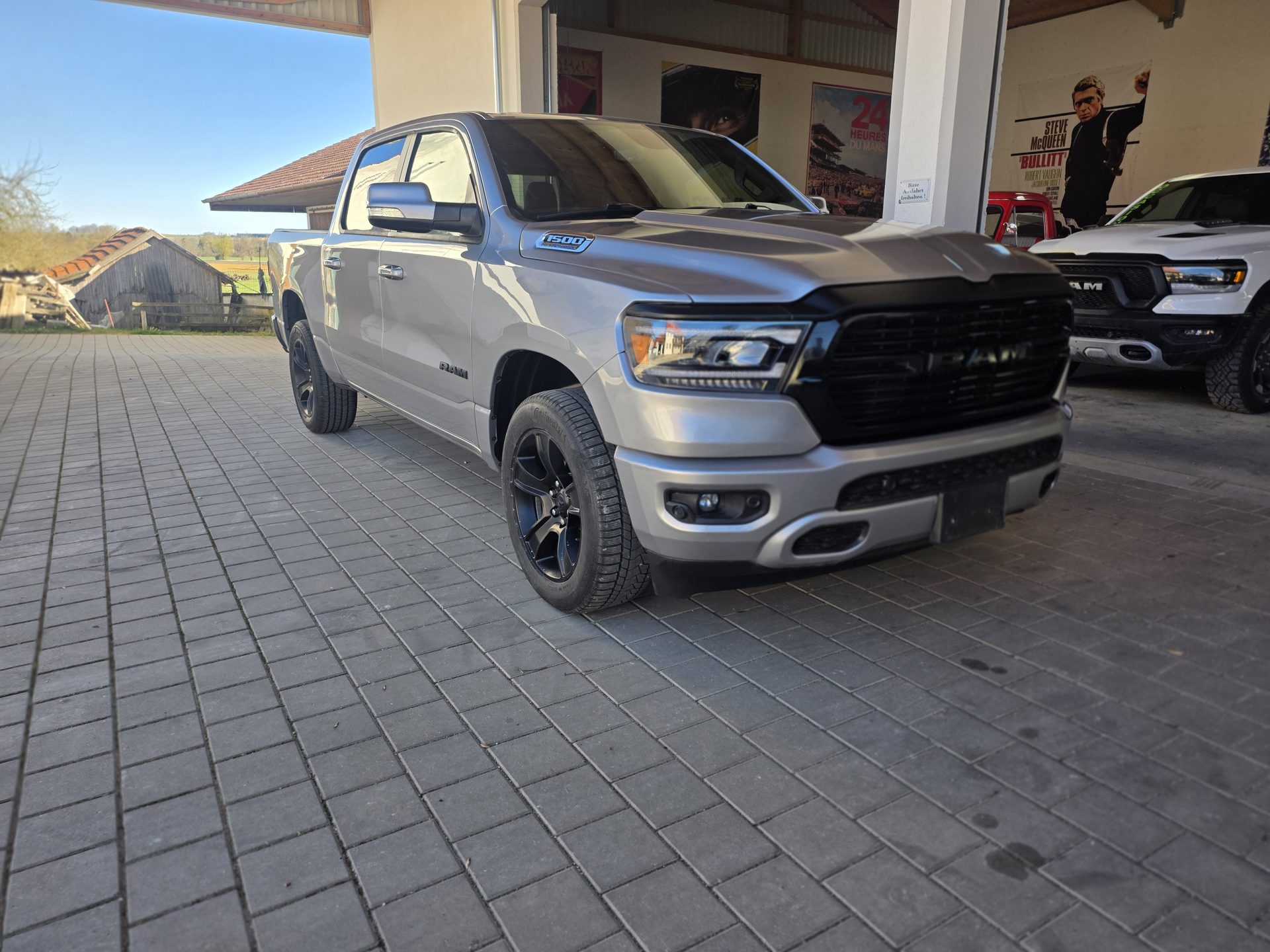 2021 RAM 1500 Big Horn Night Edition in Billet Silver – schwarzer Kühlergrill und schwarze Embleme, schräge Frontansicht
