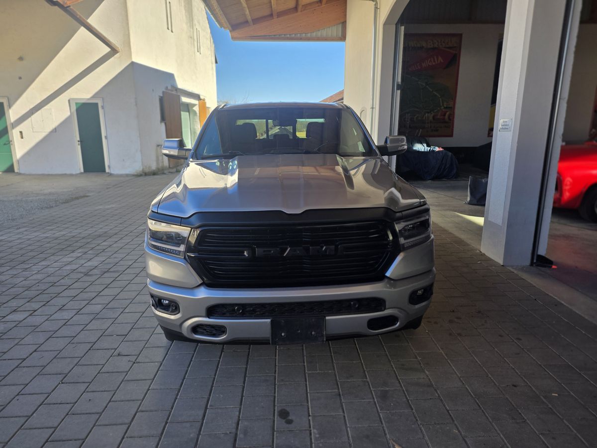 RAM 1500 Night Edition frontal – schwarzer Kühlergrill, schwarzer RAM-Schriftzug und schwarze Scheinwerferblenden auf Billet Silver