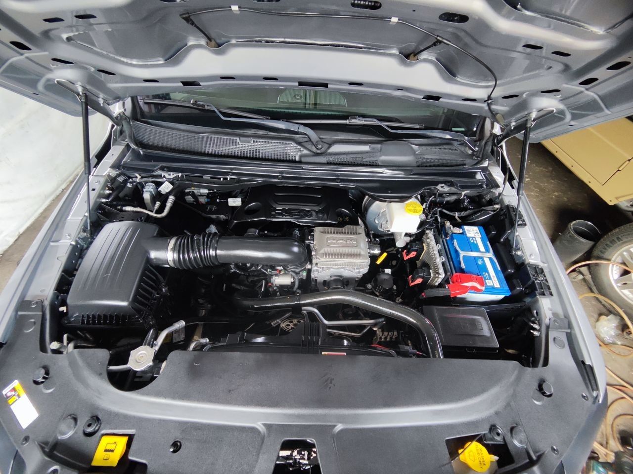 Motorraum eines 2021 RAM 1500 mit geöffneter Haube – 5,7-Liter-HEMI-V8 mit eTorque