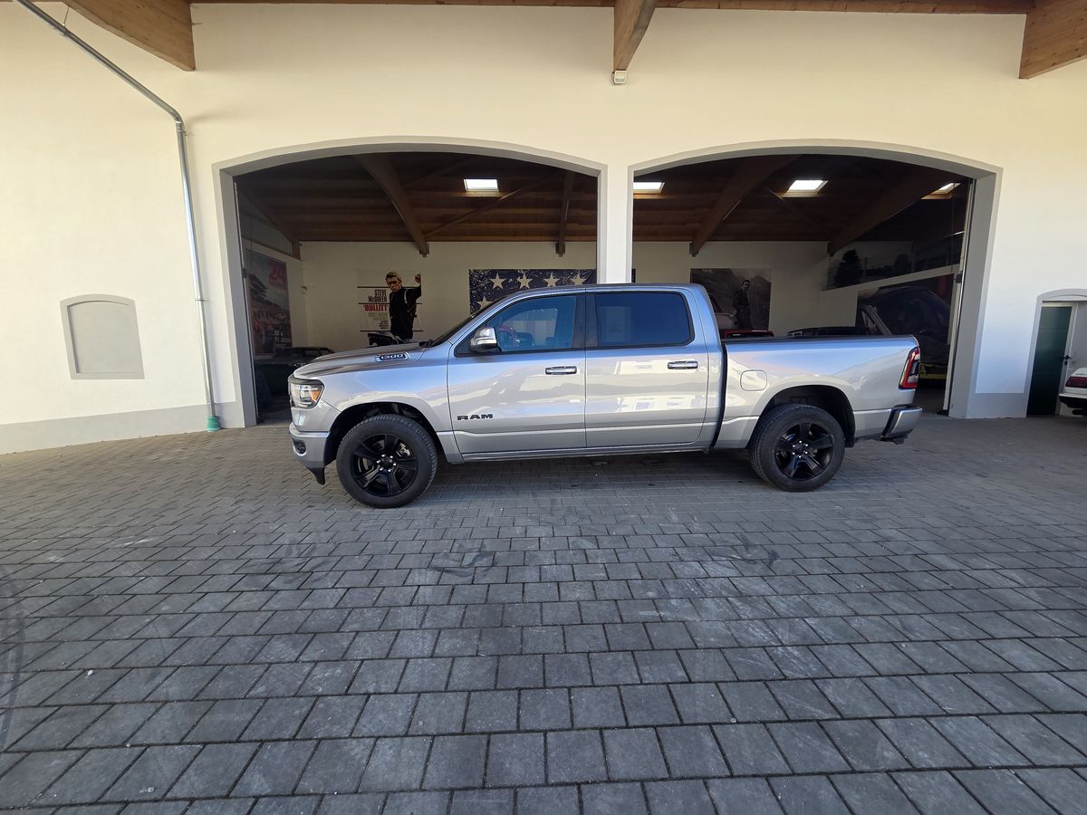Komplette Seitenansicht einer RAM 1500 Night Edition Crew Cab in Billet Silver mit stark getönten Scheiben