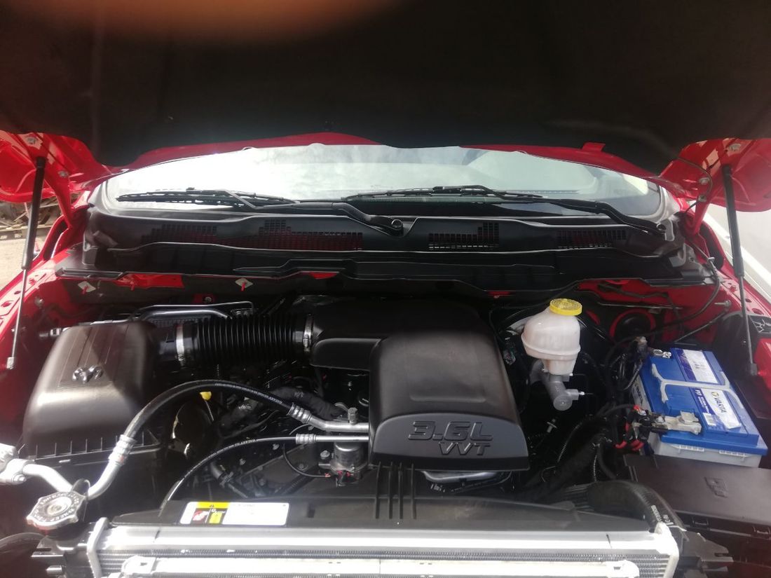 Motorraum eines RAM 1500 Warlock mit 3,6-Liter-Pentastar-V6 — 24-Ventil-Motor mit variabler Ventilsteuerung