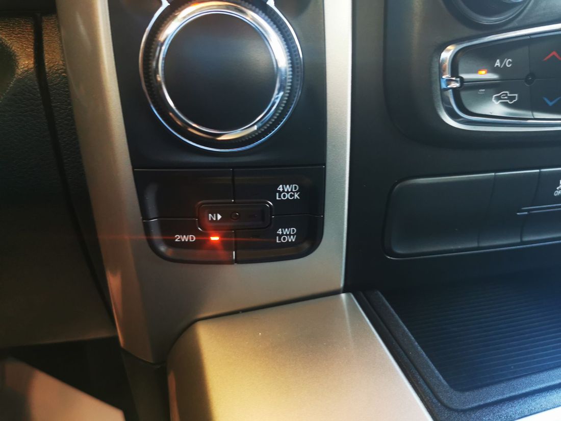 4WD-Bedienelemente im RAM 1500 Warlock — Tasten für 2WD, 4WD Lock und 4WD Low am Verteilergetriebe