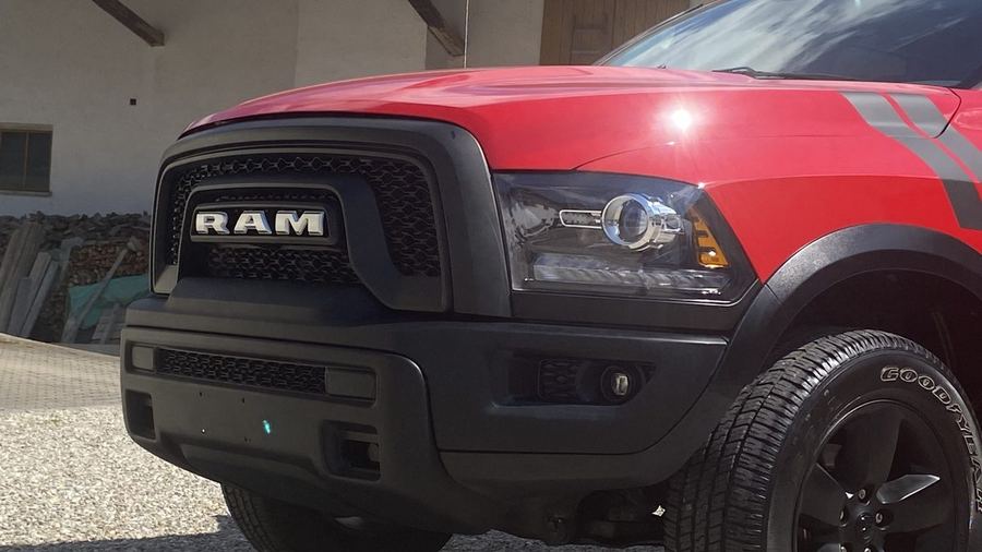Schwarzer Kühlergrill des RAM 1500 Warlock mit RAM-Schriftzug und schwarzen Scheinwerfereinfassungen