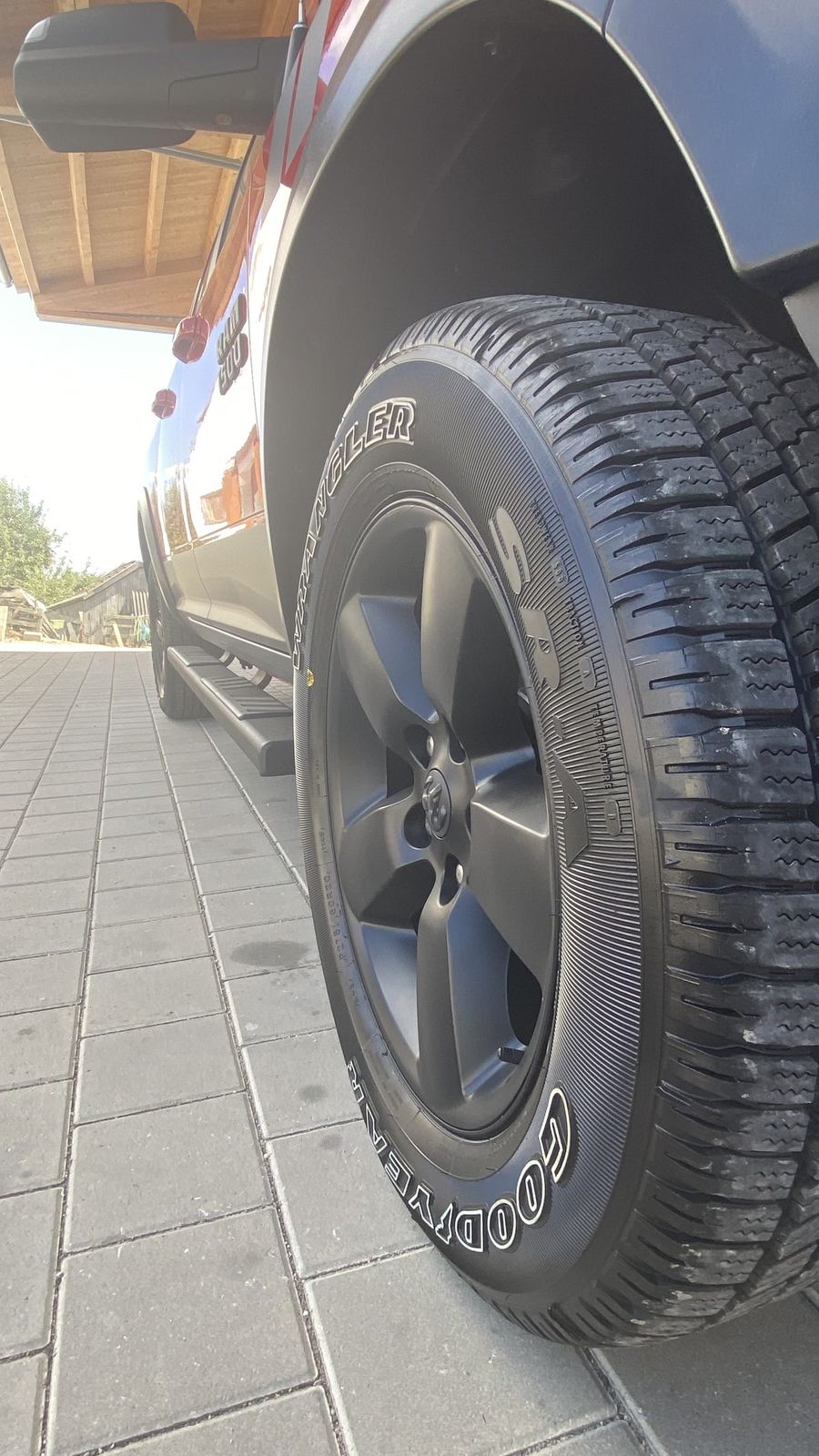 Schwarz lackiertes Rad des RAM 1500 Warlock mit Goodyear-Wrangler-Reifen