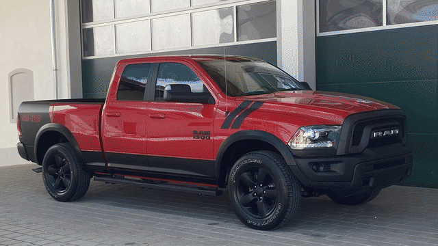 RAM 1500 Warlock in Flame Red — animierte Ansicht: Seitenprofil, Heck mit USA-1-Grafik und Front mit Sporthauben-Dekor