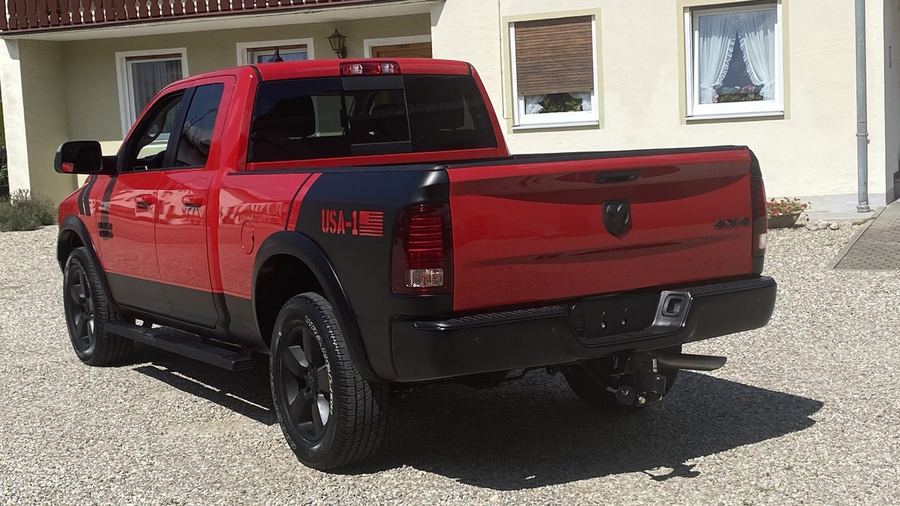 Frontdetail des RAM 1500 Warlock mit Mopar-Sporthauben-Dekor in Flame Red
