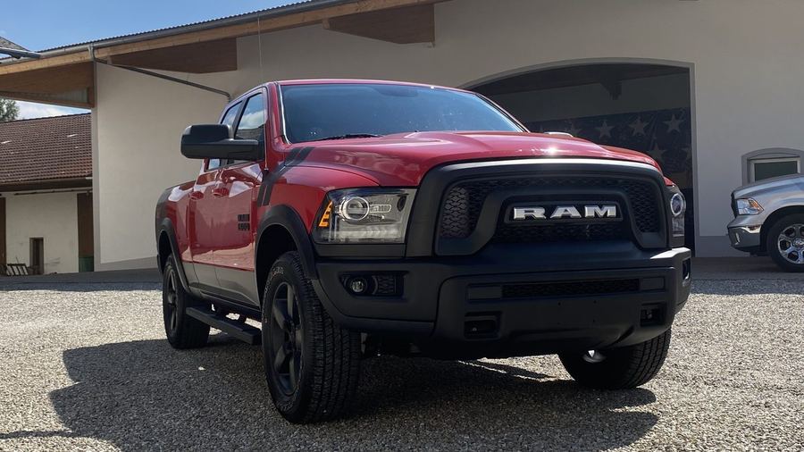 Heckansicht des RAM 1500 Warlock in Flame Red mit USA-1-Grafik und schwarzem Heckklappen-Emblem