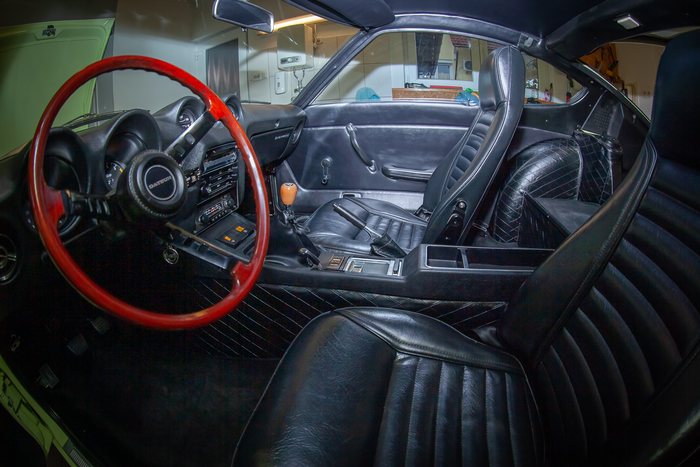 Centre console gauges angled towards the driver in a Datsun 240Z