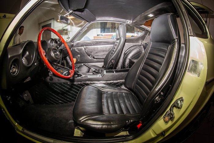Gear lever and transmission tunnel inside a Datsun 240Z