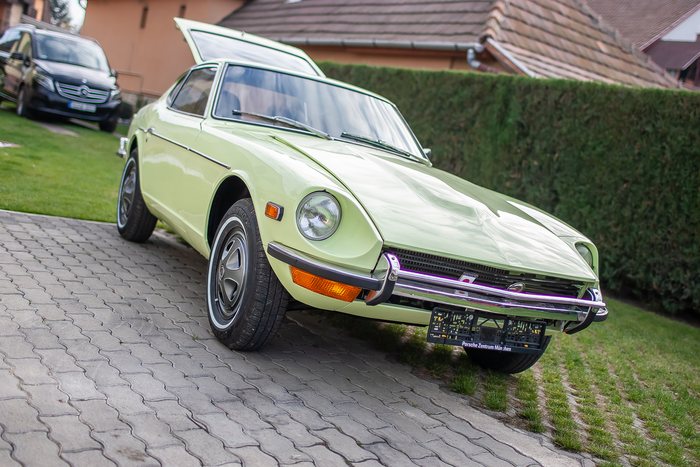 Roofline and hatch glass of a Lime Yellow Datsun 240Z