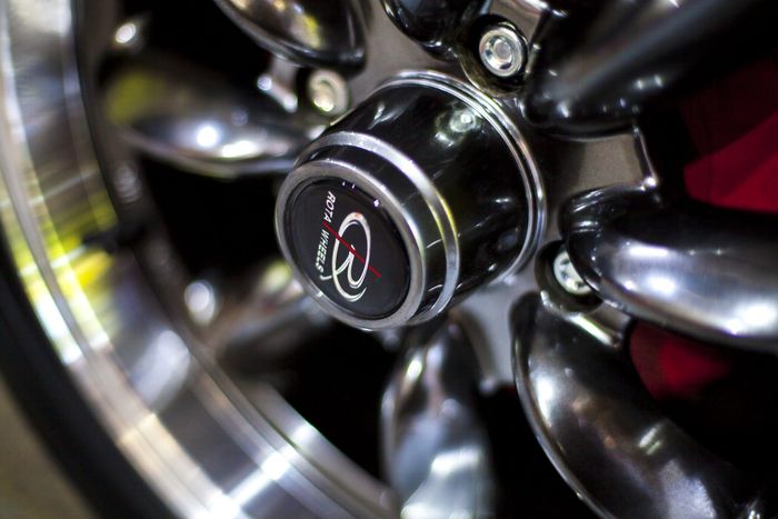 Polished alloy wheel and centre cap on a Datsun 280Z