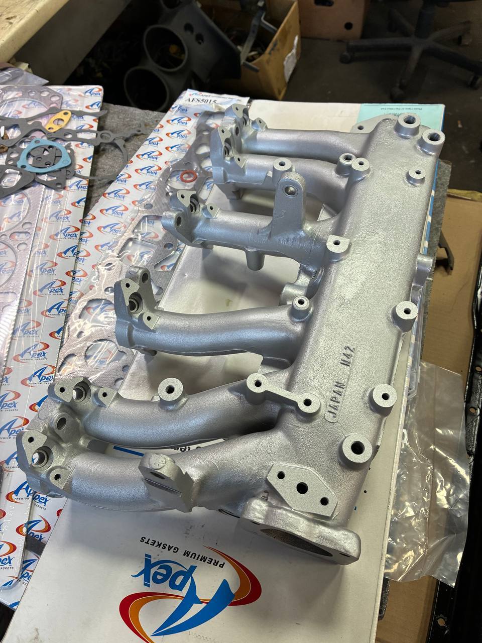 Datsun N42 cylinder head valvetrain rocker towers — 240Z engine rebuild