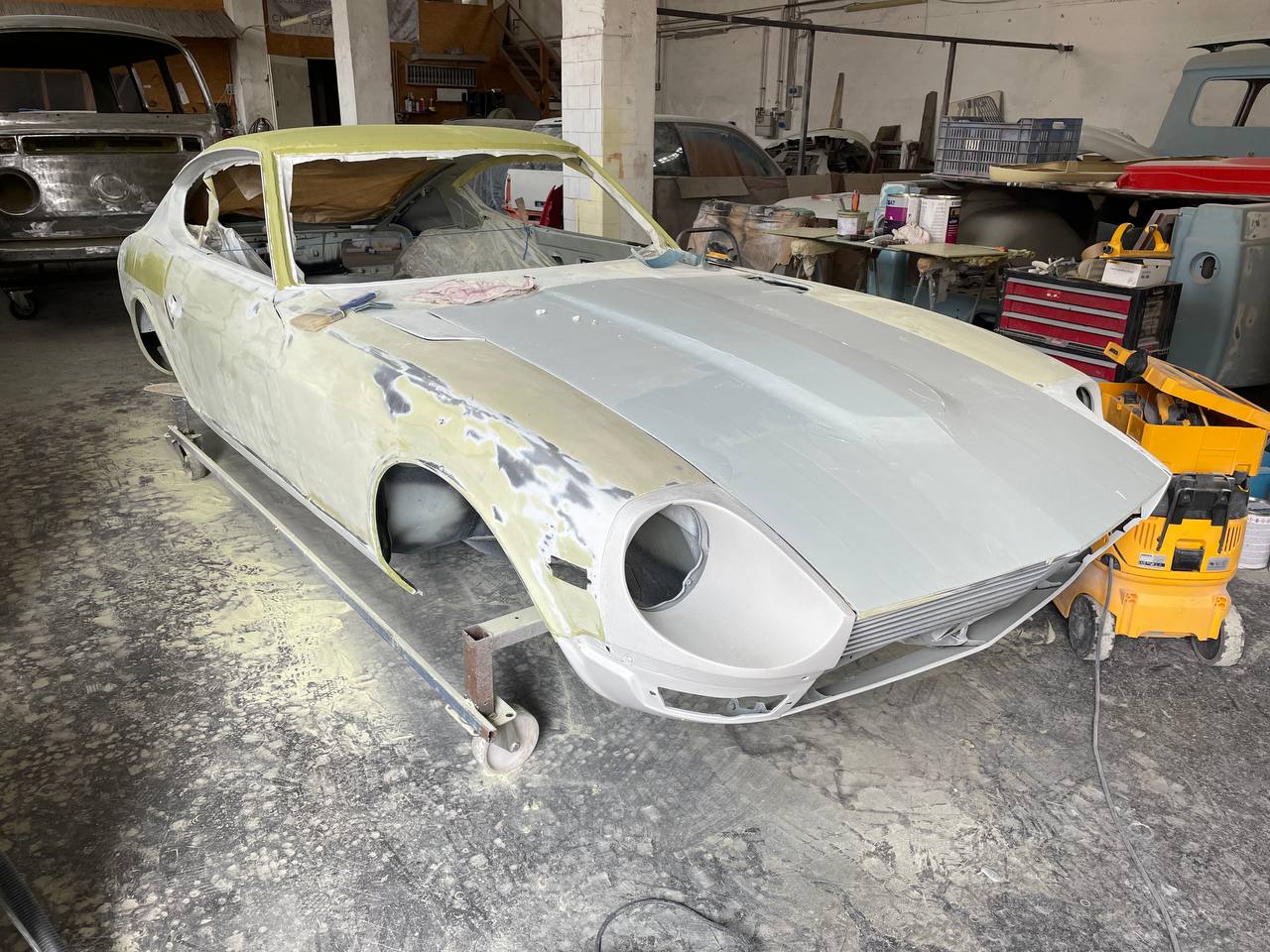 ダットサン240Z エポキシプライマー塗布 — 防錆処理