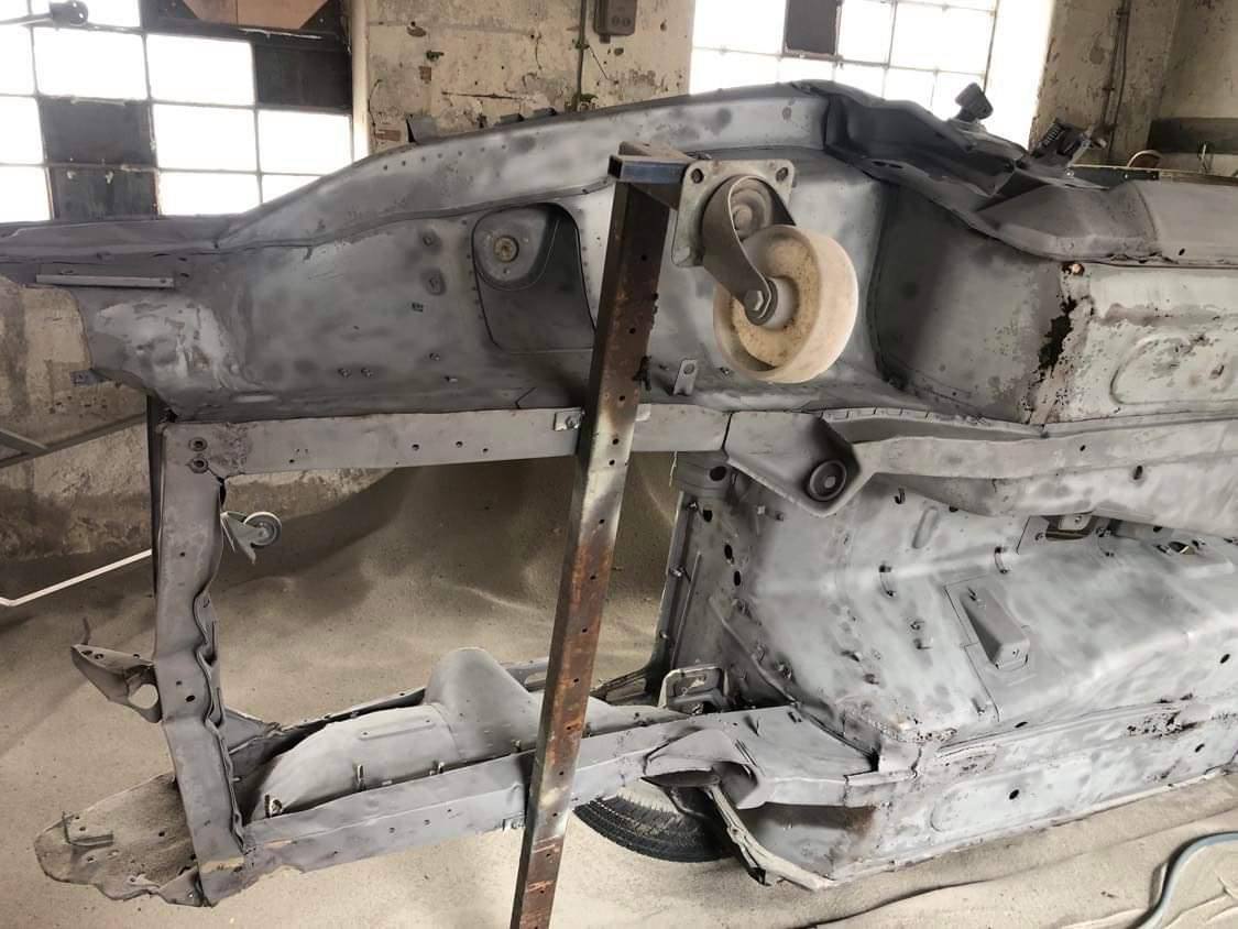 ダットサン240Z 全体サンドブラスト処理 — 生の鋼鉄まで
