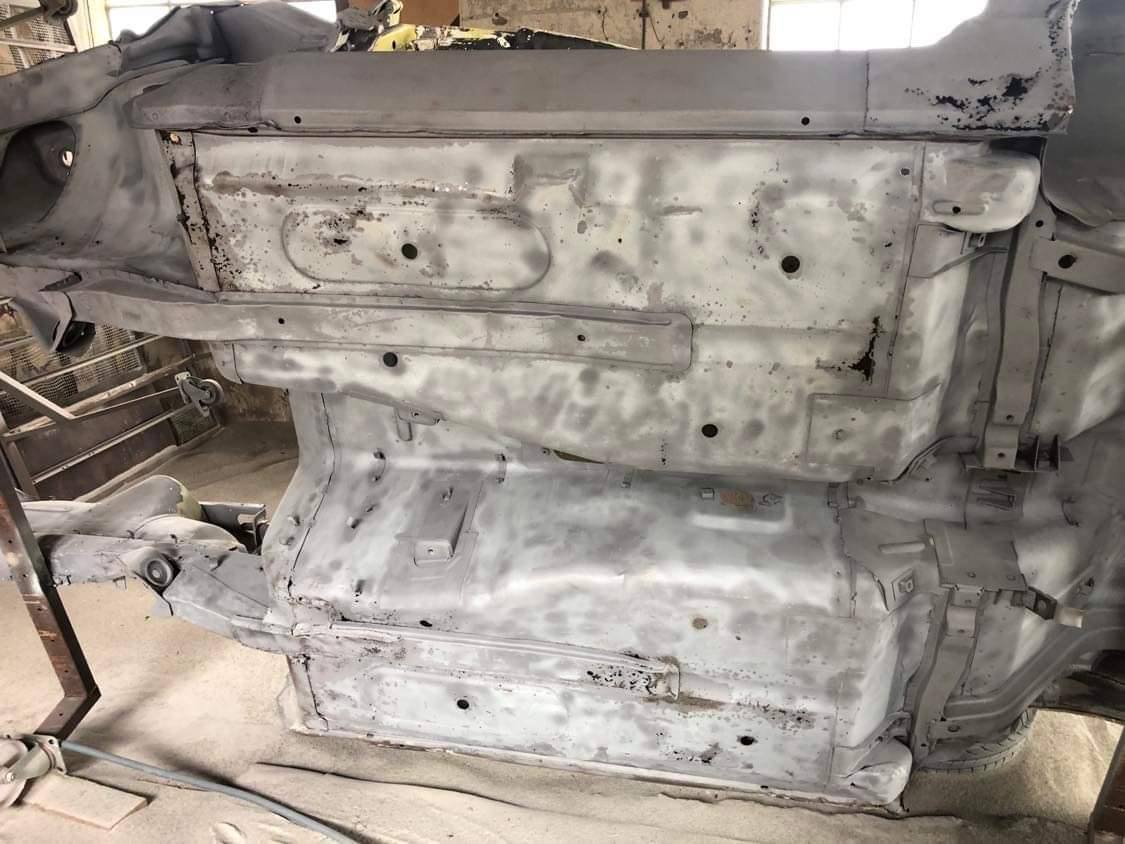Datsun 240Z carrozzeria sabbiata fino al metallo grezzo