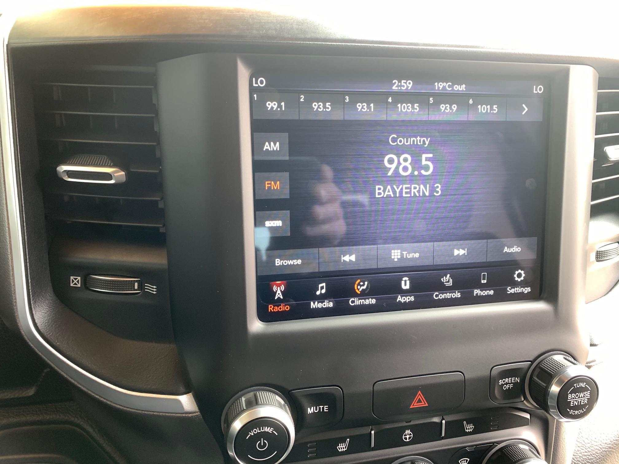 Dodge Ram 1500 SLT mit dem 5,7 Hemi V8 RWD Quad Cab zu Verkaufen Schweiz